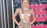 Bộ váy lai... khố của Miley Cyrus lọt top 5 ‘thảm hoạ của thập niên’