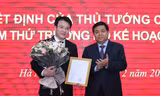 Bộ trưởng Nguyễn Chí Dũng trao Quyết định và tặng hoa chúc mừng tân Thứ trưởng Trần Quốc Phương. Ảnh: Infornet