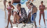 Hailey Baldwin diện bikini bé xíu cùng chồng vui đùa trên bãi biển
