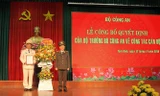 Trung tướng Nguyễn Văn Sơn – Thứ trưởng Bộ Công an trao quyết định điều động, bổ nhiệm và tặng hoa Thượng tá Nguyễn Thanh Trường - Giám đốc Công an tỉnh Thái Bình. Ảnh: VTC News