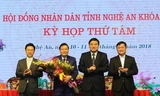 Ông Lê Hồng Vinh nhận hoa chúc mừng của lãnh đạo tỉnh Nghệ An.