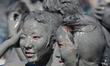 Ngắm kiều nữ tắm bùn ở Hàn Quốc
