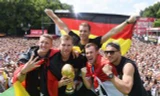 Các tuyển thủ Đức ăn mừng chức vô địch tại Berlin
