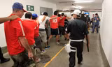 CĐV Chile bị giữ tại sân sau khi làm loạn