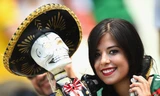 CĐV xinh đẹp của Mexico tạo dáng bên hình nộm thần chết