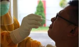 Xét nghiệm COVID-19 bằng ngoáy mũi đòi hòi phải có chuyên gia, chứ không tự thực hiện được như xét nghiệm nươc bọt.