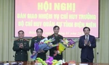 Lãnh đạo Quân khu 2, tỉnh Điện Biên chúc mừng Đại tá Hoàng Hải và Đại tá Ngô Quang Tuấn. Ảnh: VGP