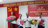 Bí thư Tỉnh ủy Hậu Giang Lữ Văn Hùng trao quyết định và chúc mừng các cán bộ được điều động, bổ nhiệm chức vụ mới.