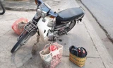 Chiếc xe máy và giỏ xách của cụ Vân tại hiện trường vụ tai nạn. Ảnh: AX