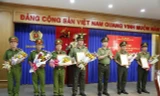 Đại tá Trịnh Ngọc Quyên, Giám đốc Công an tỉnh Bình Dương, trao quyết định về việc điều động, bổ nhiệm các lãnh đạo cấp phòng. Ảnh: NLĐ