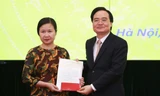 Bộ trưởng Phùng Xuân Nhạ trao quyết định điều động, bổ nhiệm cho Giáo sư Lê Thị Thanh Nhàn (Ảnh: moet.gov.vn)