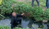 Nam thanh niên bị nghi sàm sỡ phụ nữ rồi bị đẩy xuống mương.