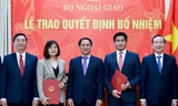 Thứ trưởng Bùi Thanh Sơn trao quyết định và chúc mừng các cán bộ được bổ nhiệm. Ảnh: VGP