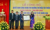Bà Hoàng Thị Thúy Lan - Ủy viên Trung ương Đảng, Bí thư Tỉnh ủy, Trưởng đoàn đại biểu Quốc hội tỉnh Vĩnh Phúc trao chứng nhận di sản văn hóa phi vật thể quốc gia cho đại diện huyện Tam Đảo. 