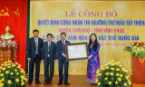 Bà Hoàng Thị Thúy Lan - Ủy viên Trung ương Đảng, Bí thư Tỉnh ủy, Trưởng đoàn đại biểu Quốc hội tỉnh Vĩnh Phúc trao chứng nhận di sản văn hóa phi vật thể quốc gia cho đại diện huyện Tam Đảo. 
