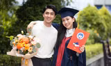 Phương Nga rạng rỡ cùng bạn trai Bình An tại buổi lễ tốt nghiệp đại học
