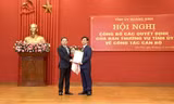 Ông Nguyễn Xuân Ký, Bí thư Tỉnh ủy, Chủ tịch HĐND tỉnh Quảng Ninh trao Quyết định cho ông Nguyễn Anh Tú. Ảnh: ANTT