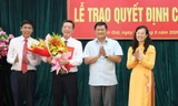 Ông Nguyễn Văn Hồng (ôm hoa) nhận quyết định mới. Ảnh: SGGP