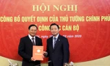 Bộ trưởng Trần Hồng Hà trao quyết định cho ông Lê Minh Ngân. Ảnh: Báo Chính phủ