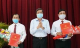 Phó Bí thư Thường trực Thành ủy, Chủ tịch HĐND thành phố Cần Thơ Phạm Văn Hiểu trao quyết định và chúc mừng các đồng chí Lê Văn Thành, Chiêm Quốc Tế. Ảnh: VGP