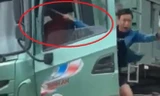Tài xế xe tải cầm theo tuýp sắt đe dọa thanh tra giao thông. (Ảnh cắt từ clip)