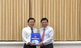 Chủ tịch UBND TP.HCM Nguyễn Thành Phong trao quyết định bổ nhiệm cho ông Nguyễn Hữu Tín. Ảnh: NLĐ