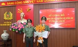 Thứ trưởng Lương Tam Quang trao Quyết định cho Trung tướng Nguyễn Khắc Khanh. Ảnh: NLĐ