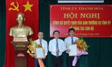 Phó Bí thư Đỗ Trọng Hưng trao quyết định cho ông Lương Tất Thắng và ông Nguyễn Ngọc Tiến. Ảnh: NDT