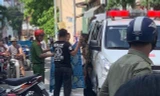Lực lượng chức năng có mặt đưa nam thanh niên vào bệnh viện sơ cứu vết thương. Ảnh: Dân trí