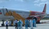  Lãnh đạo Sở Y tế đón 80 hành khách từ Hàn Quốc nhập cảnh địa phương. Ảnh: Zing