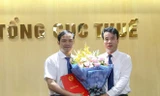 Phó Tổng cục trưởng Tổng cục Thuế Nguyễn Thế Mạnh trao quyết định và chúc mừng ông Nguyễn Đức Dương. Ảnh: VNN