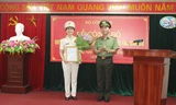 Thứ trưởng Trần Quốc Tỏ trao quyết định cho Thiếu tướng Ngô Thị Hoàng Yến. Ảnh: VGP