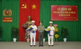 Đại tá Nguyễn Duy Xuất, Phó cục trưởng Cục Tổ chức cán bộ, Bộ Công an trao Quyết định của Bộ trưởng Bộ Công an cho hai tân Phó giám đốc Công an Bình Thuận. Ảnh: VOV