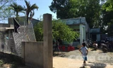 Căn nhà nơi xảy ra vụ án khiến người dân bàng hoàng.