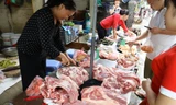 Giá lợn tại chợ truyền thống tại Hà Nội đi ngang dù lợn hơi đã giảm