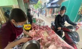 Thịt lợn tại chợ truyền thống tăng giá bất chấp mọi giải pháp kềm giá.