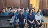 Bị cáo Hoàng Đặng Ngọc Mỹ Trang (ngồi ghế đầu, trái sang).