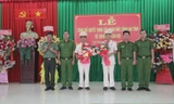 Tặng hoa chúc mừng 2 cán bộ Công an Tây Ninh nhận nhiệm vụ mới. Ảnh: TTV11