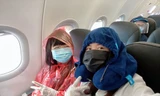 Thuỷ Anh và mẹ trên báy bay về Việt Nam.