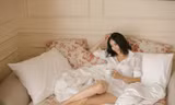 Hà Kiều Anh mặc sơ-mi giấu quần khoe dáng gợi cảm ngày đầu năm mới