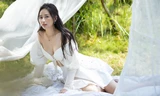 Mai Phương Thuý khoe ngực đầy gợi cảm với váy trễ nải