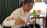 Fans xúc động hình ảnh Thuỷ Tiên da cháy sạm, ăn mì tôm khi đi khảo sát miền Tây