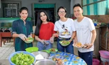 Trang Trần cùng Đại sứ Nhân ái Hương Hoàng nấu ăn cho các cụ già neo đơn