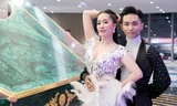 Khánh Thi khoe vòng 1 nóng bỏng, hiếm hoi khiêu vũ cùng Phan Hiển trên sân khấu