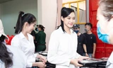 Hoa hậu Đỗ Thị Hà giản dị trong chuyến đi từ thiện đầu tiên sau đăng quang