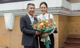 Bạn gái xinh đẹp tới chúc mừng NSND Công Lý lên chức Phó Giám đốc