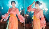 Tường San đẹp tựa 'tiên nữ' trên sàn catwalk, trình diễn áo dài cho chính mẹ thiết kế