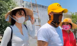 Thuỷ Tiên, Công Vinh đội nắng cháy da về miền Tây khảo sát để lắp máy lọc nước.