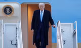Tổng thống Donald Trump bước xuống cầu thang chiếc Không lực Một khi đến Căn cứ Andrews ngày 6/4. (Ảnh: AP)