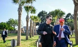 Tỷ phú Elon Musk và ông Trump khi đến xem cuộc phóng tên lửa của SpaceX ngày 19/11/2024. (Ảnh: Reuters)